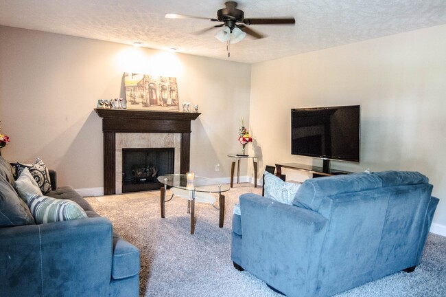 Building Photo - Pet Friendly Three Bedroom!