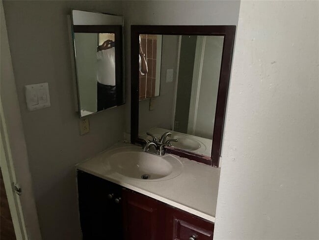 Building Photo - 1026 W Brompton Dr