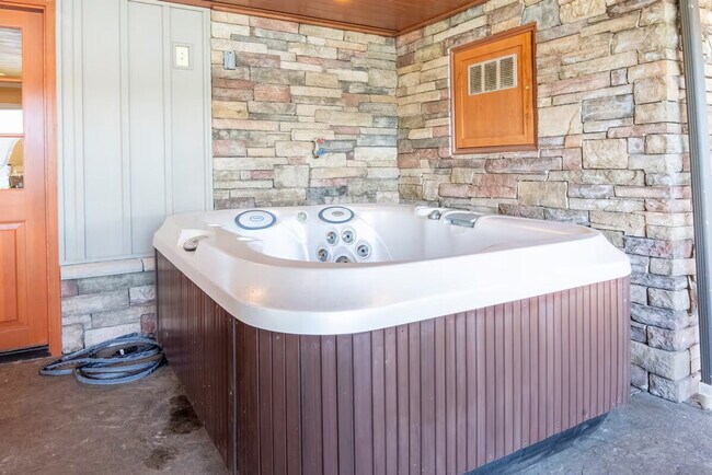 Building Photo - 5627 Illahee Road NE