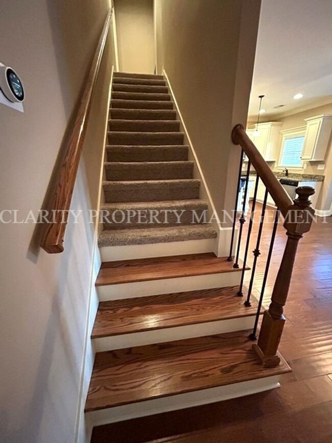 Building Photo - Like new, immaculate 3 bedroom townhome!