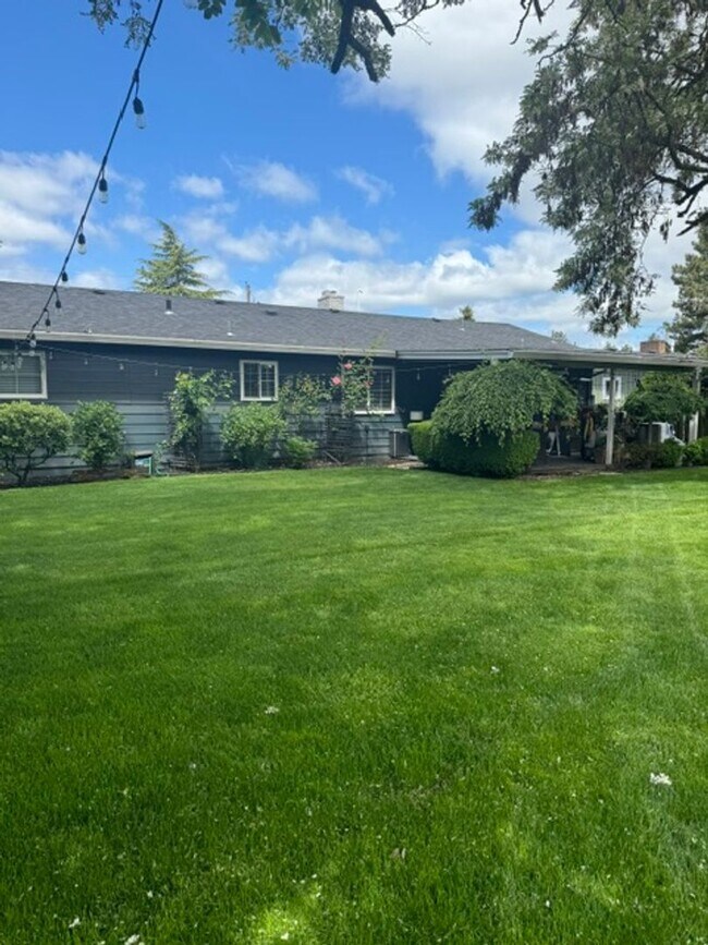 Building Photo - ?Lovely 3bed/2bath Ranch style home with HUGE private yard in ?