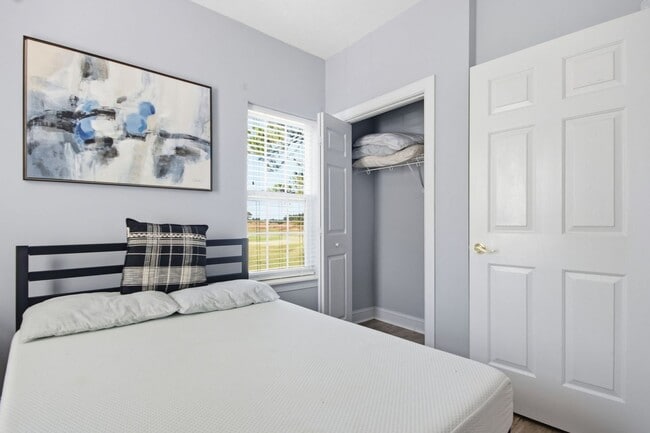 Building Photo - 3-Bedroom, 2Bath Condo end unit