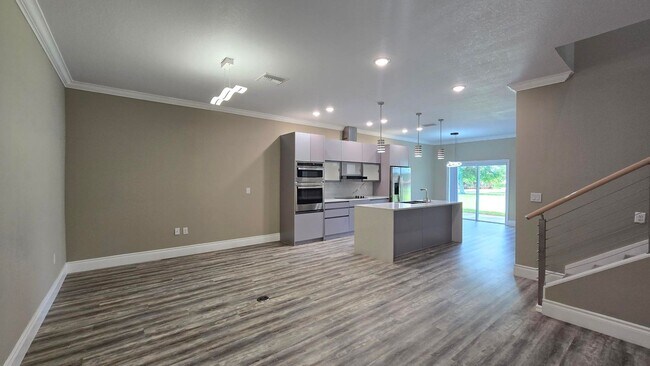 Building Photo - Beautiful and Modern 4 bed 3.5 Bath Townho...