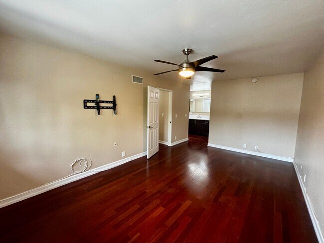 Building Photo - Updated and Spacious 2 bed 1.5 bath