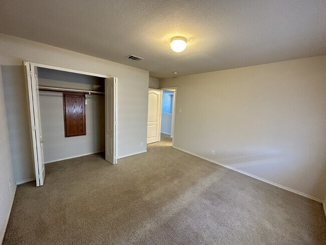 Building Photo - 5 Bedrooms house at Roger Ranch ready to m...