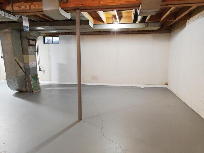 Building Photo - 476 Robbe Ave