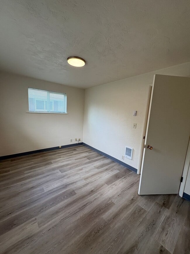 Building Photo - Updated 2BD/1BA Duplex in Cal Young Neighborhood