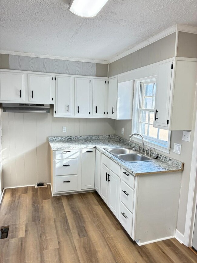 Building Photo - 1612 Dartmore Dr N