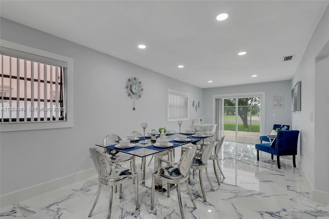 Building Photo - 895 W 39th Pl