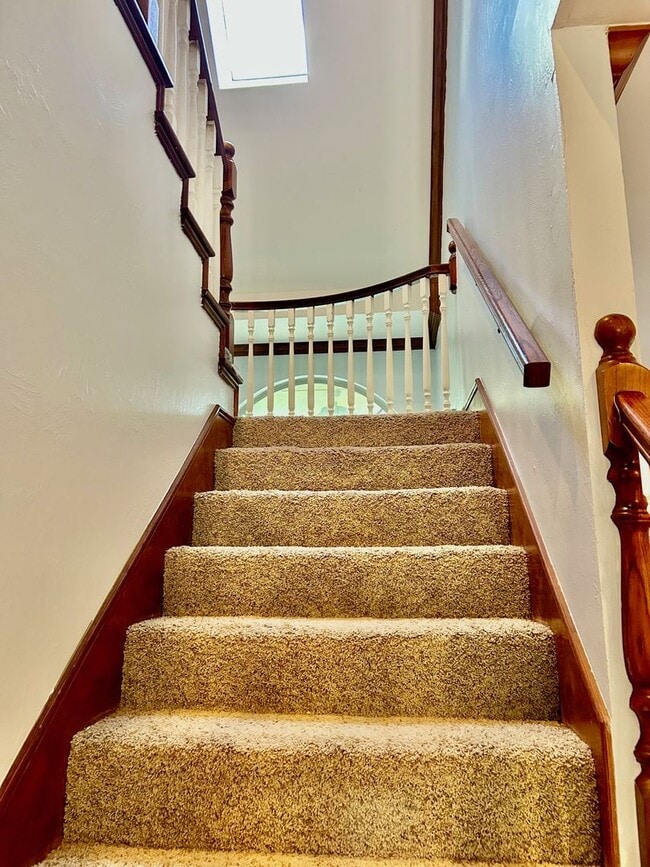 Building Photo - Oak Tree with a pool!!