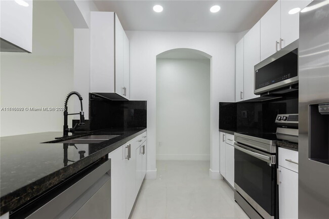 Building Photo - 939 NE 42nd Ter