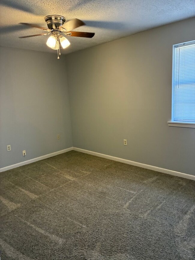 Building Photo - Comfortable West End Home