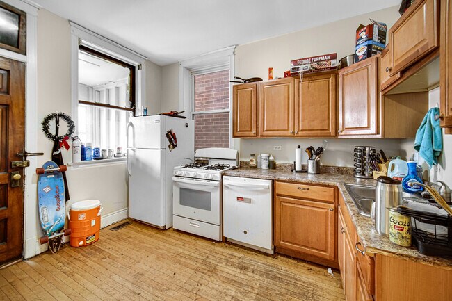 Building Photo - 1240 W Cornelia Ave