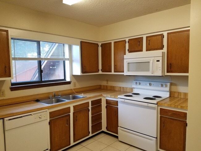 Building Photo - $1450 - 3/2/1 - MOVE IN SPECIAL  - Upstair...