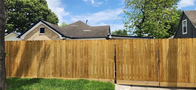 Building Photo - 5733 Dorbrandt St