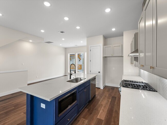 Building Photo - 3903 Pinemont Dr