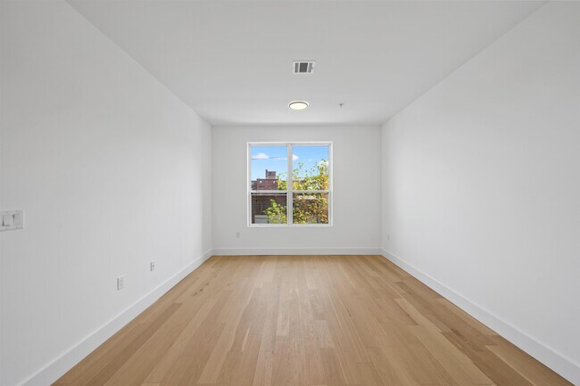 Building Photo - 649 38th St