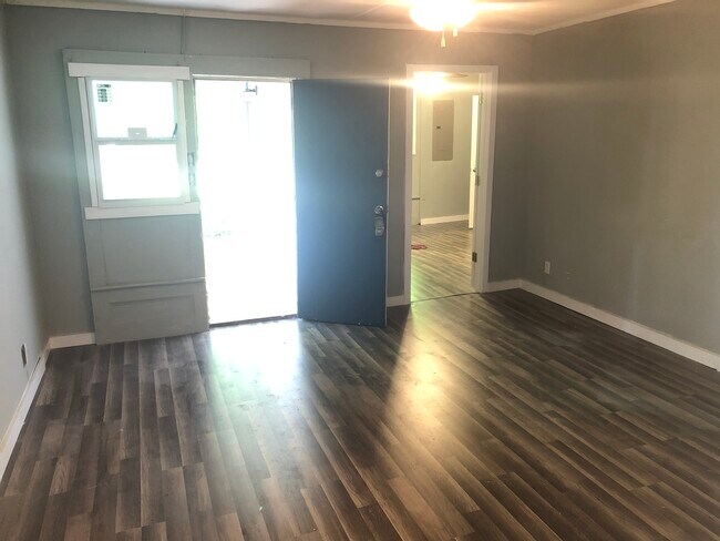 Building Photo - 402 E Walnut St