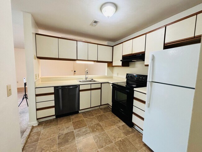 Building Photo - 4 Bedroom 2 Bath