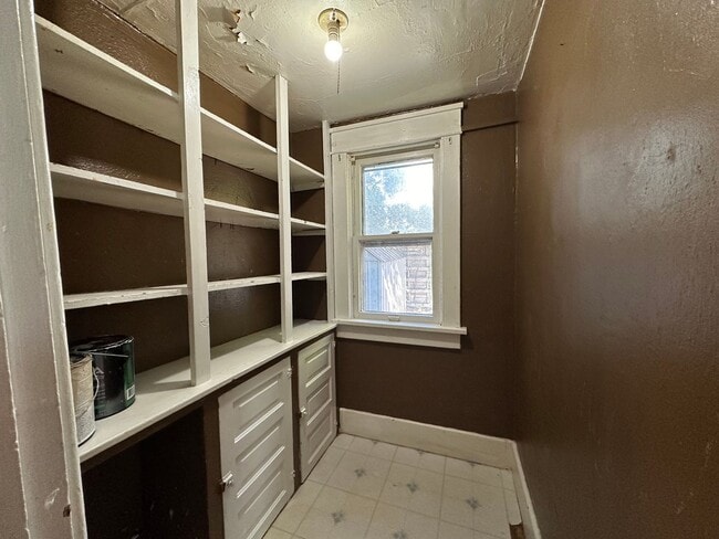 Building Photo - Large 2 bedroom house $750
