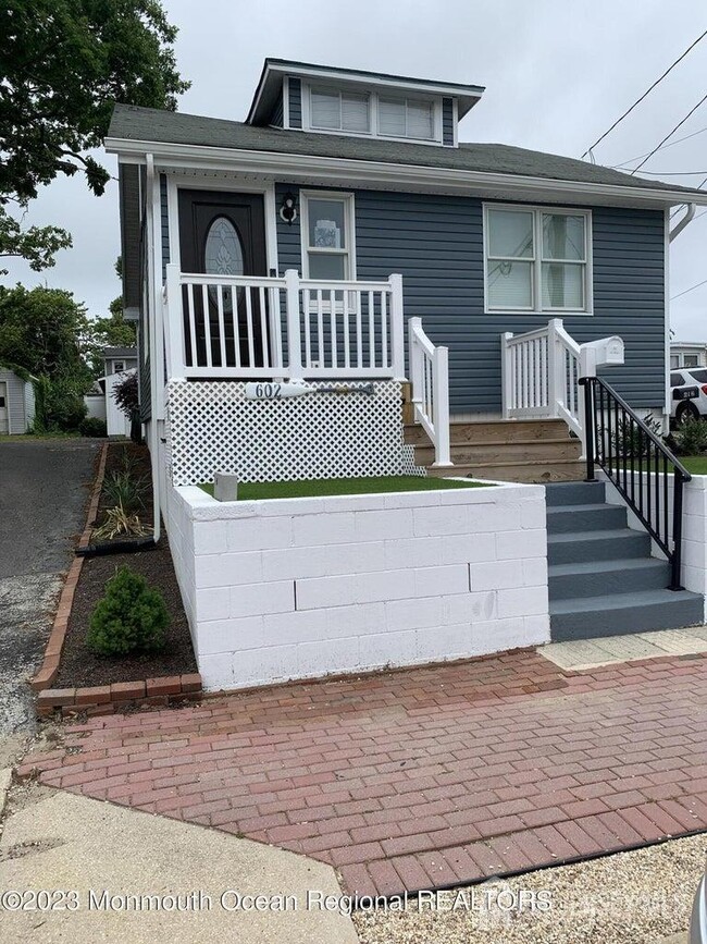 Building Photo - 602 18th Ave