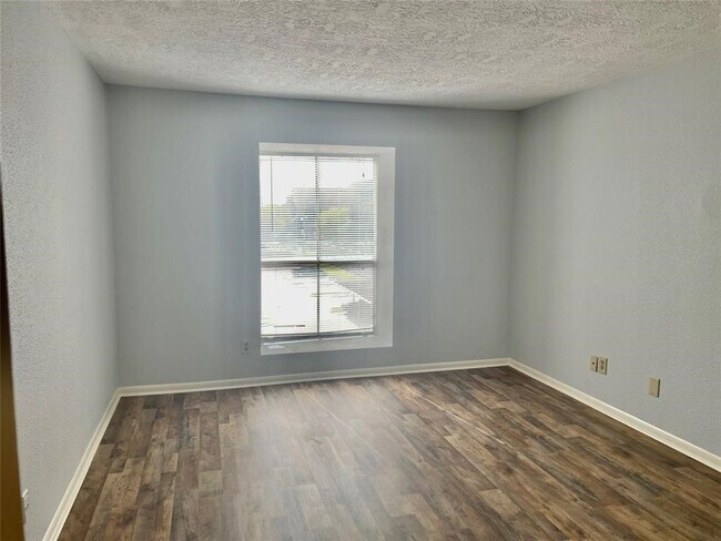 Building Photo - 3025 Walnut Bend Ln