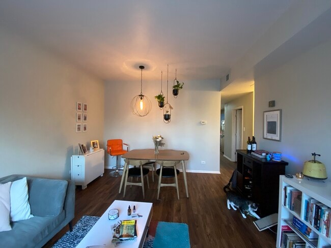 Building Photo - 1457 W Lawrence Ave