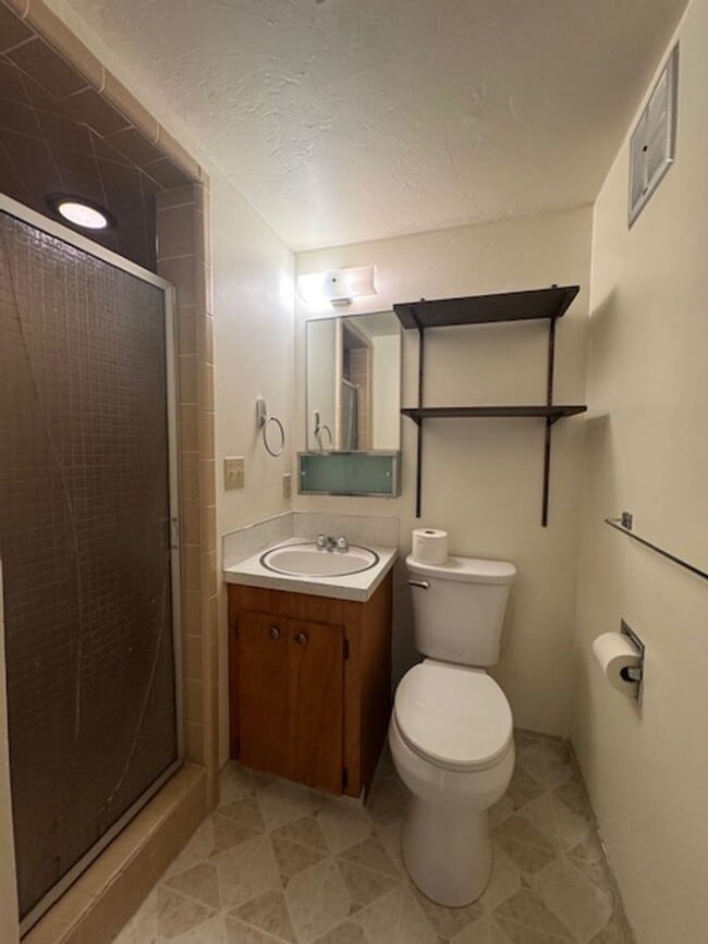 Building Photo - Well located, 4/2, Redwood views