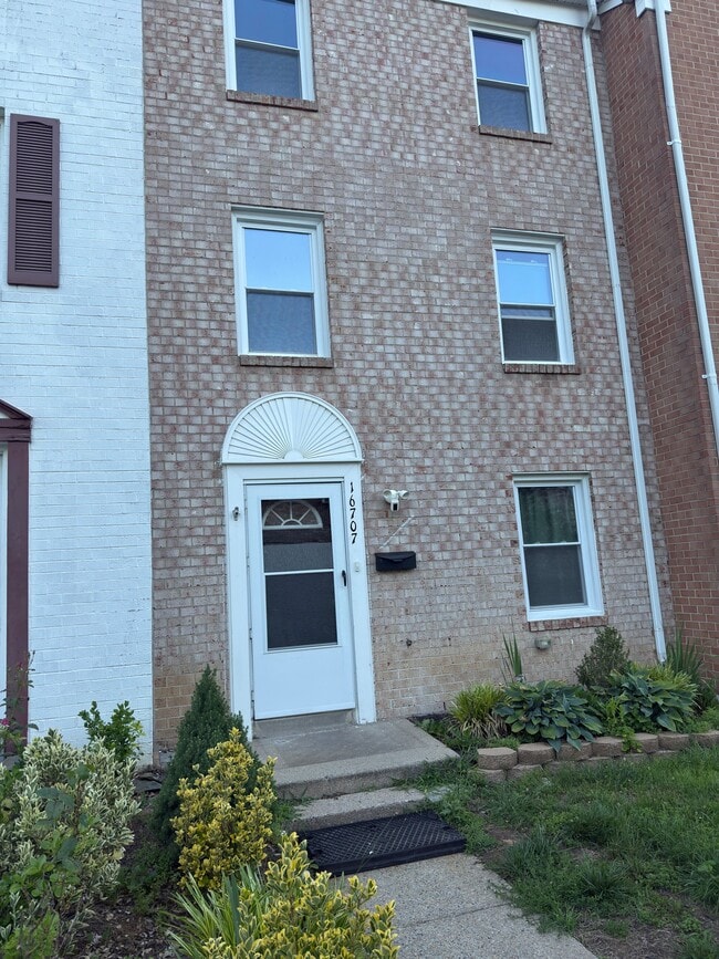 Building Photo - 16707 Chowning Ct