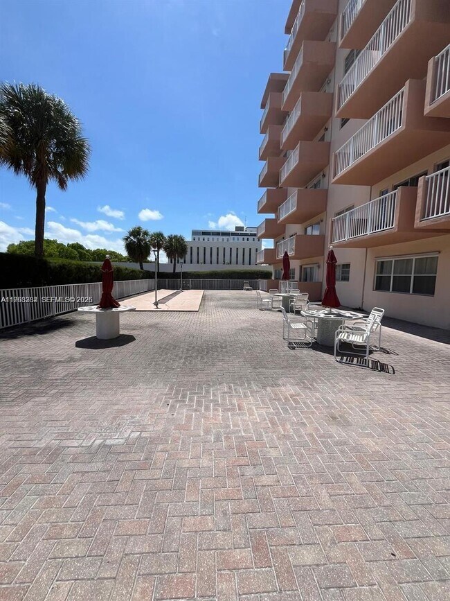 Building Photo - 2200 E Hallandale Beach Blvd