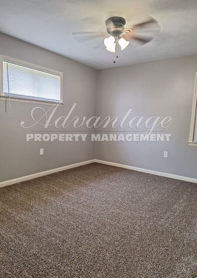 Building Photo - Open to Section 8 -Cute Single Family Home...