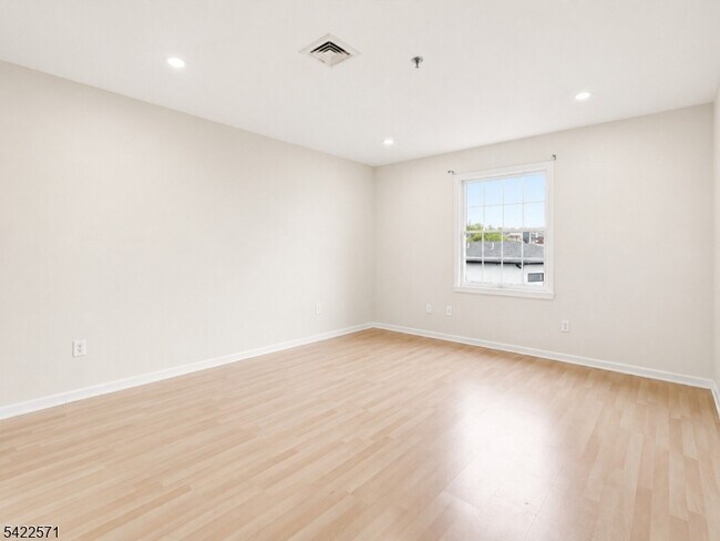 Building Photo - 65 Fairview St