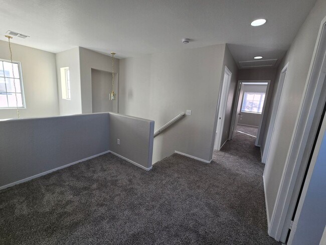 Building Photo - Get $1825 Off Feb 2026 - Move-in no later than Dec 29th!