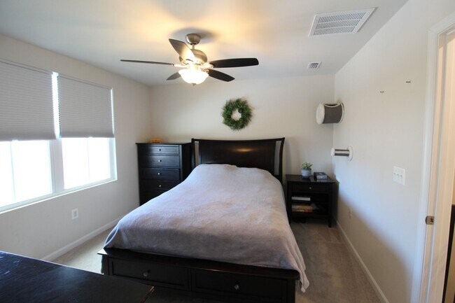 Building Photo - Townhome with a large fenced in yard for rent!