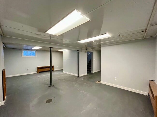 Building Photo - Dog friendly 2 bedroom home in town