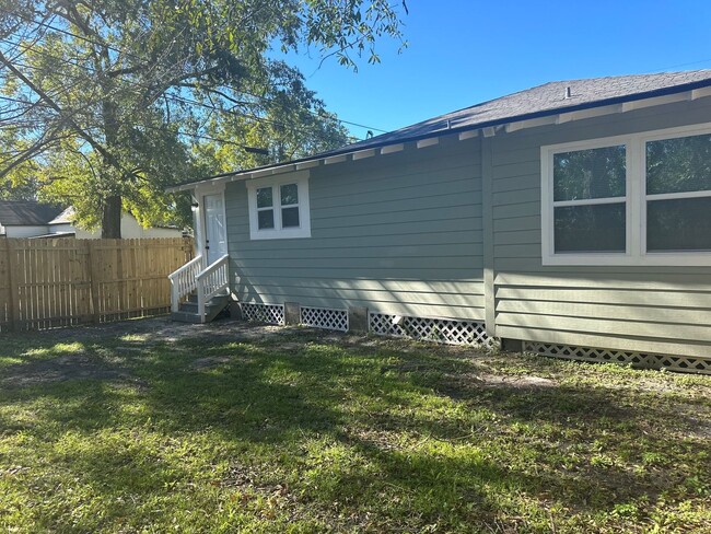 Building Photo - Great Opportunity to Rent 3-Bedroom 2-Bath...