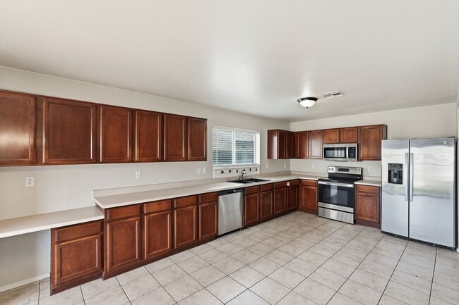 Building Photo - HUGE 6 Bedroom Home - Westgate and Freeways Nearby!