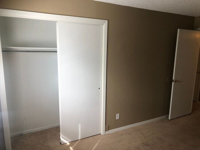 Building Photo - Top-floor Aurora Condominium with New Carpet