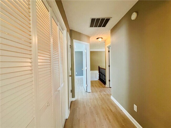 Building Photo - 156 Weatherstone Dr