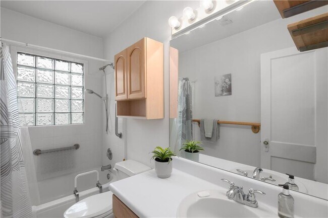 Building Photo - 2035 Manchester St NE