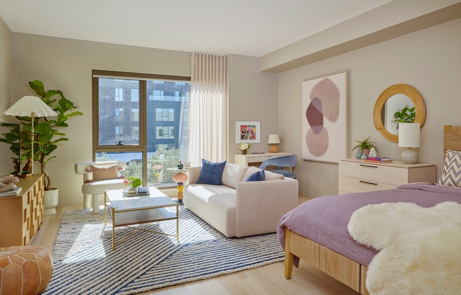 Interior Photo - 700 Broadway