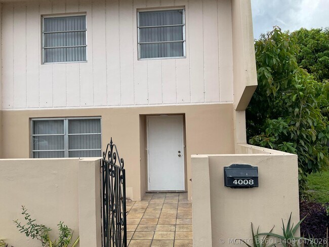 Building Photo - 4008 Inverrary Dr