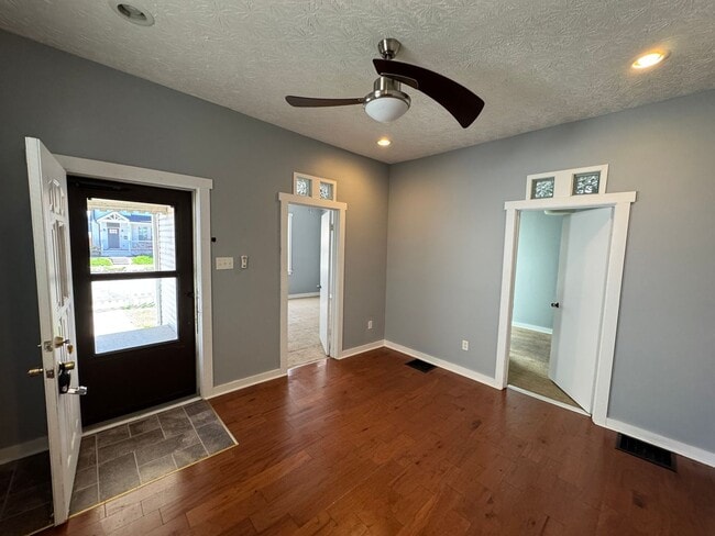 Building Photo - Fountain Sqaure 2 Bedroom 1 Bath with a bonus room/office.