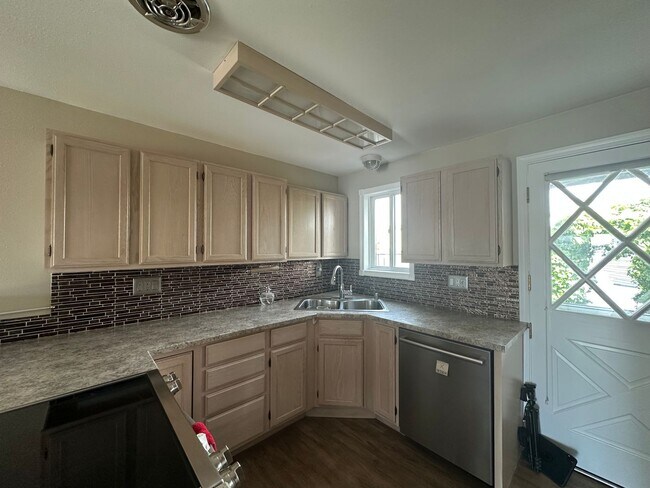 Building Photo - 2 Bed 2 Bath Waterfront Condo in Sandy Point