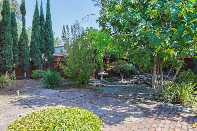 Building Photo - 3 Bed/ 2 Bath Palo Alto home in the heart ...