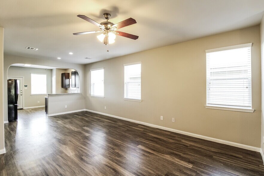 Building Photo - 10323 Leafy Autumn Path