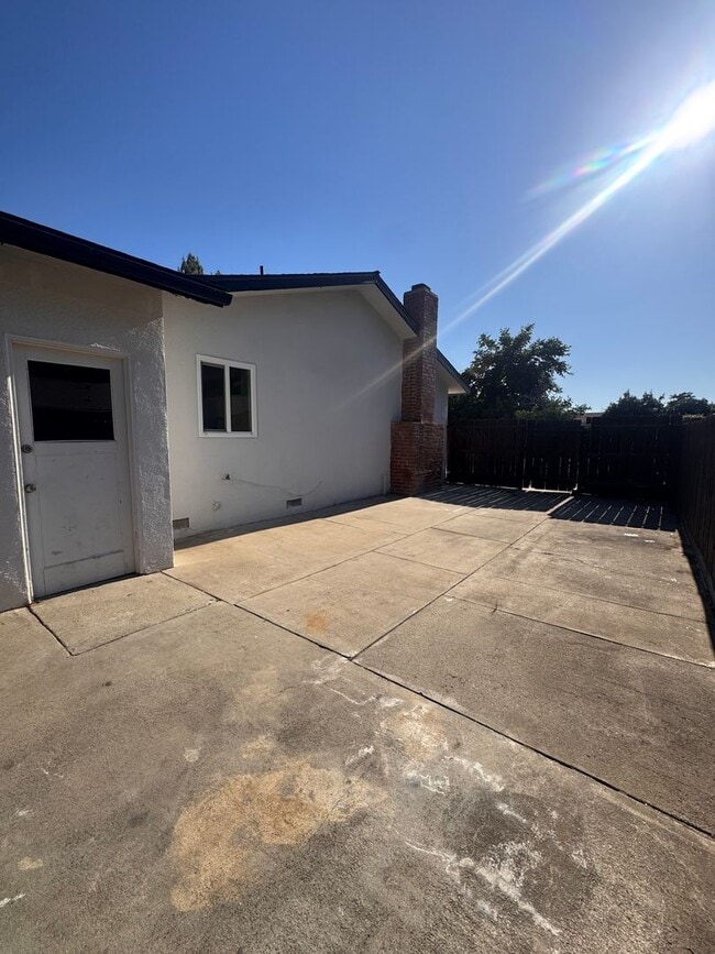 Building Photo - Charming 3 Bed/ 2 Bath Home in Clovis