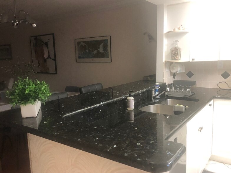 Building Photo - 1055 W Peppertree Dr