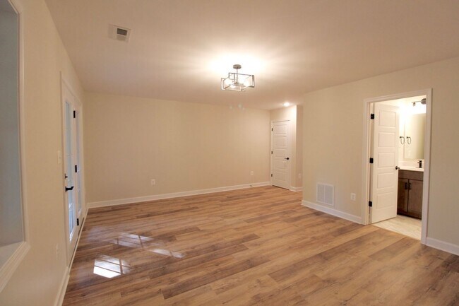 Building Photo - 3 level town home in popular Congers Creek...