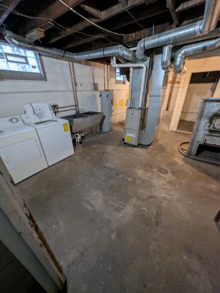 Building Photo - 928 E Grand Ave